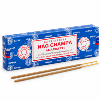 Sahumerio Satya Sai Baba Nag Champa Agarbatti 15 g, caja azul de incienso indio con dos varillas sobre fondo blanco.